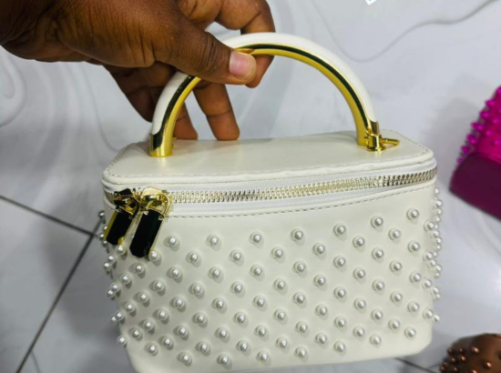 JULY BEAUTY CHOP. Vente des Sacs à main Dame. Sacs à partir de 5000Fcfa. Situé à ANGE Raphaël (Douala) Contacts: 652879881/691041691. 